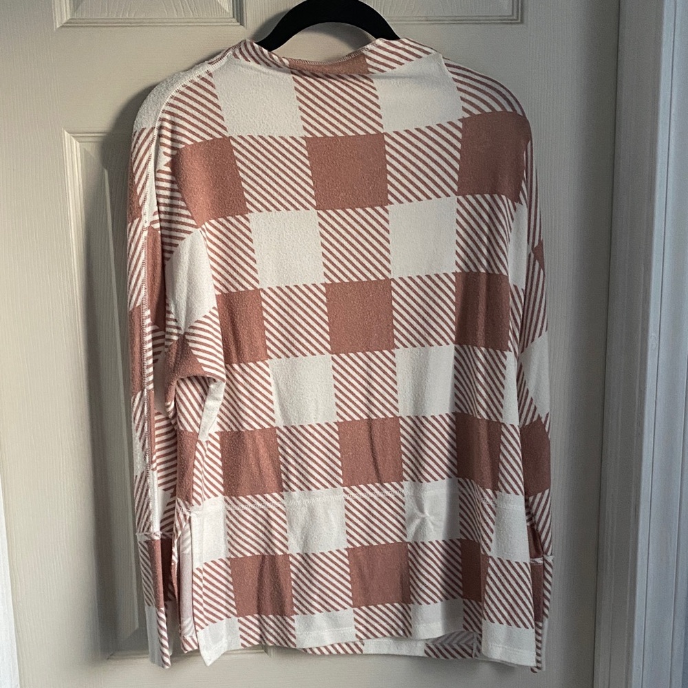 Chic Checkered Light Weight Sweater